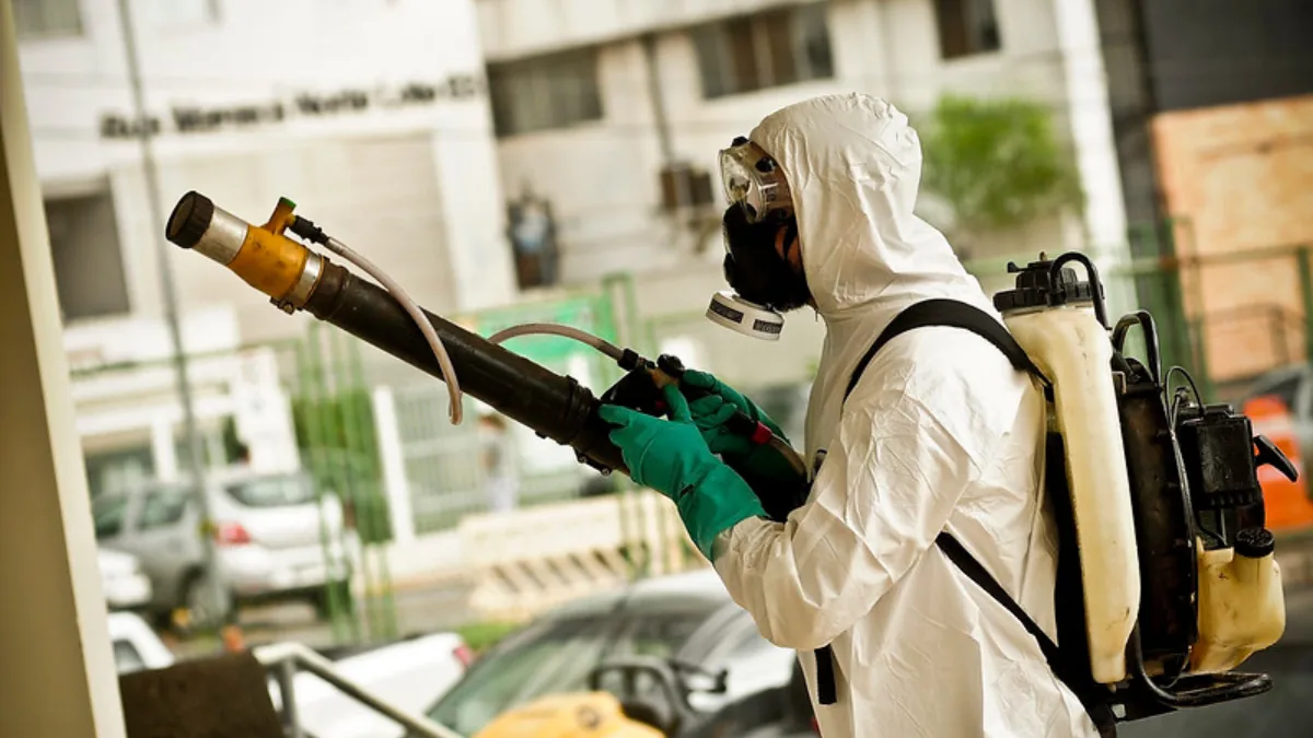 Profissional realizando sanitização de ambiente residencial